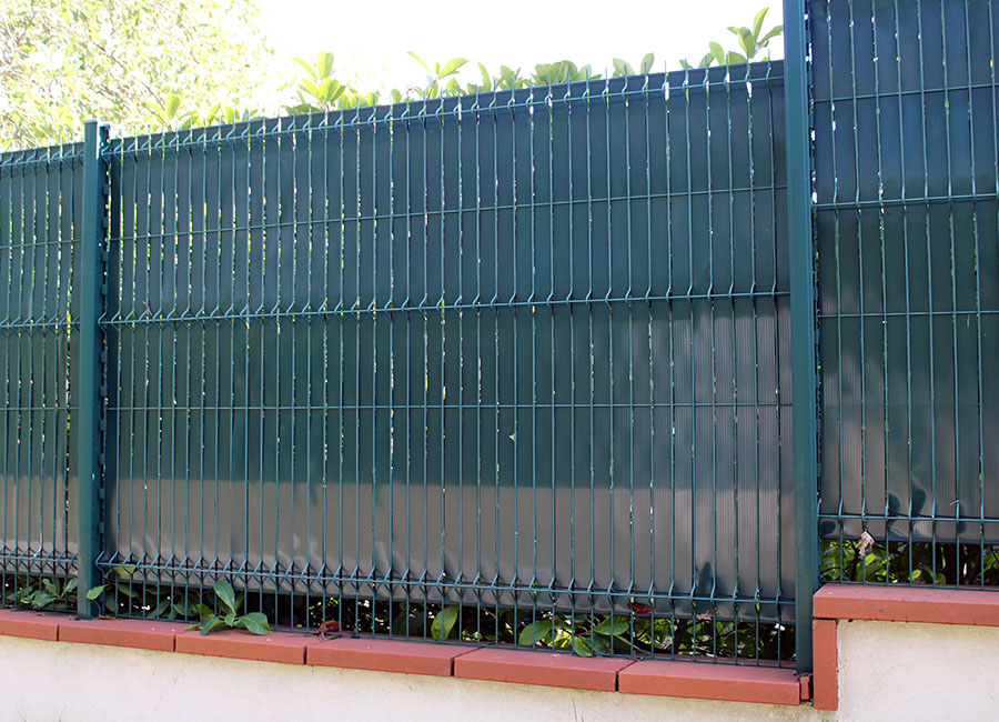 Clôture mitoyenne séparant deux jardins