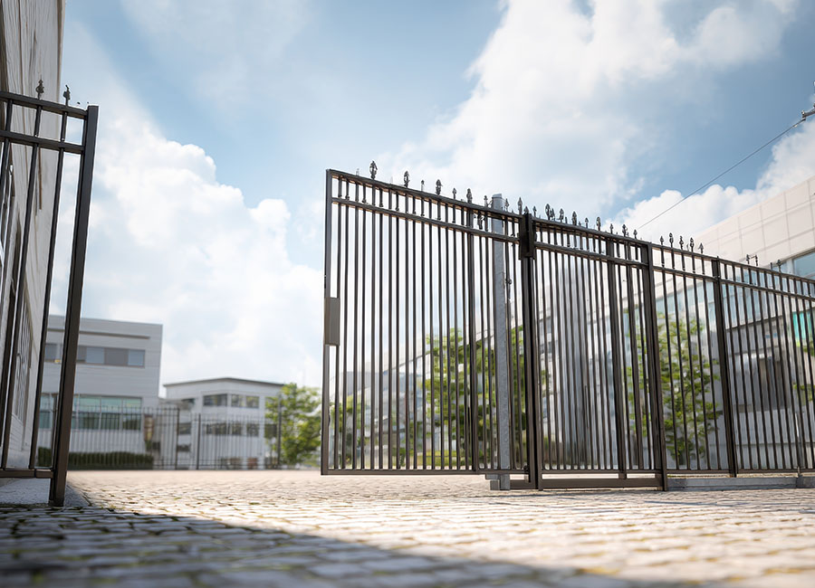 Portails coulissant motorisé et autoporté devant une administration proche de Nantes