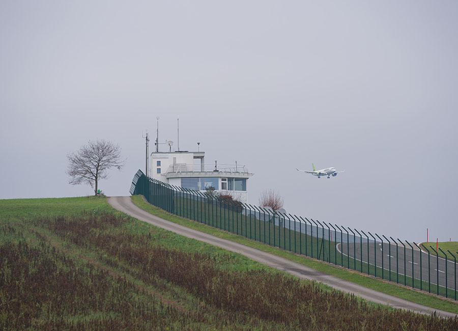 Clôture d'un aéroport, posé en pente