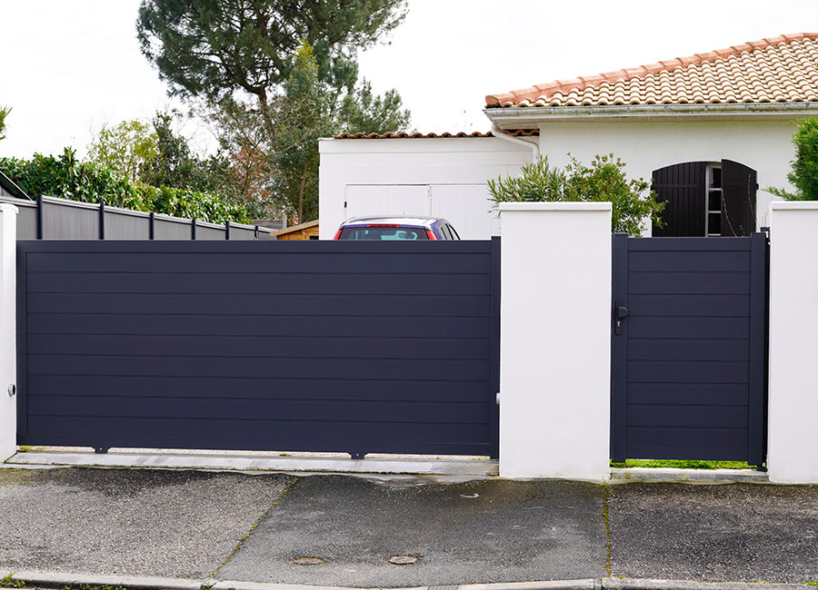 Portail battant avec un petit portillon à côté