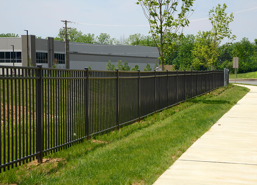 Clôture en métal ajourée